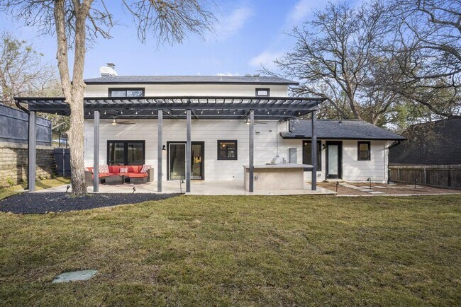 Building Photo - 2001 Wychwood Dr