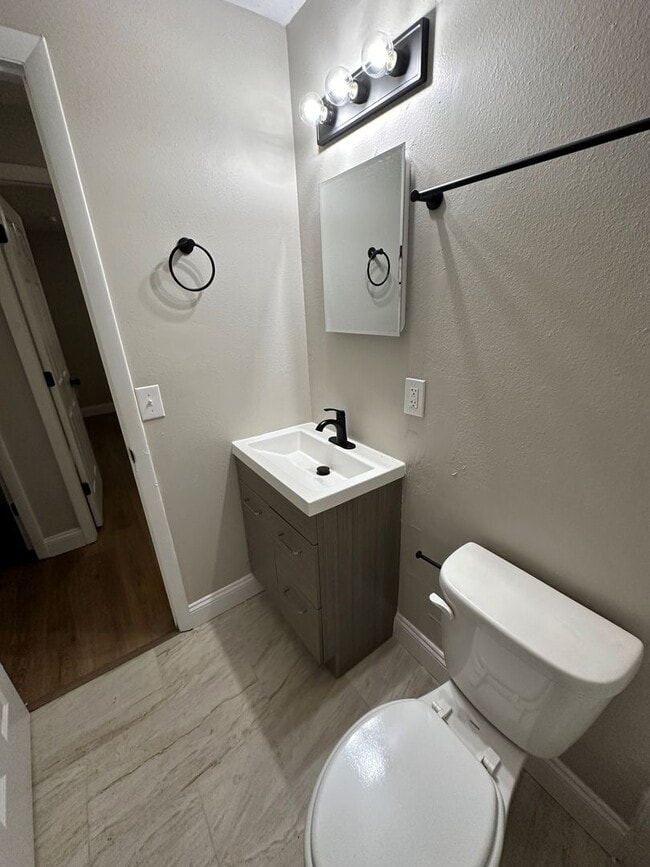 Building Photo - **4/2 BR Single Family home : Available Now