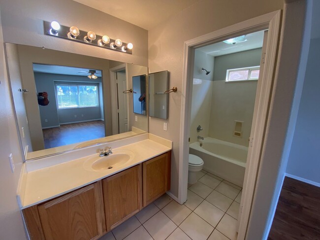Building Photo - Close to community amenities!