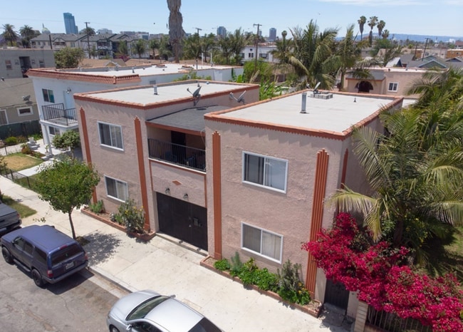 Primary Photo - Charming 1 Bed 1 Bath Unit - Move in Speci...