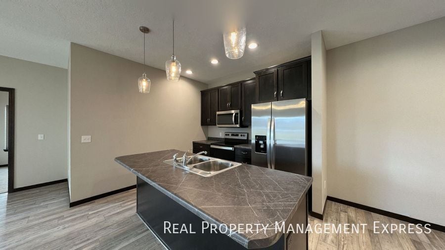 Building Photo - 3-Bed, 2-Bath Townhome: Modern, Spacious, Convenient