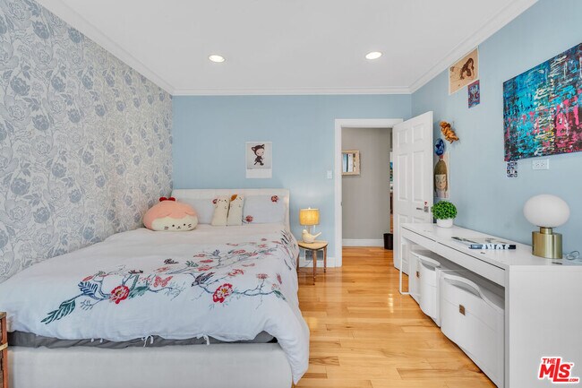 Building Photo - 326 N Doheny Dr