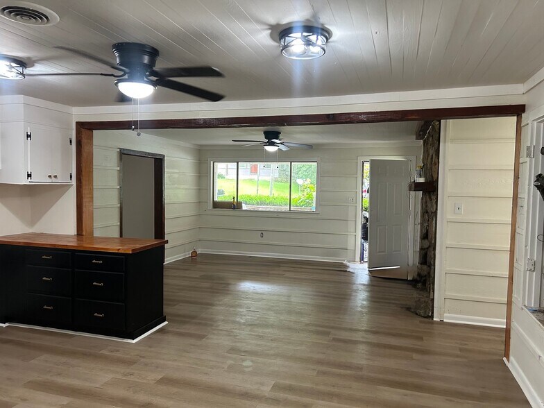 Building Photo - 1423 Woody Dr
