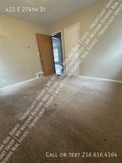 Building Photo - 423 E 274th St