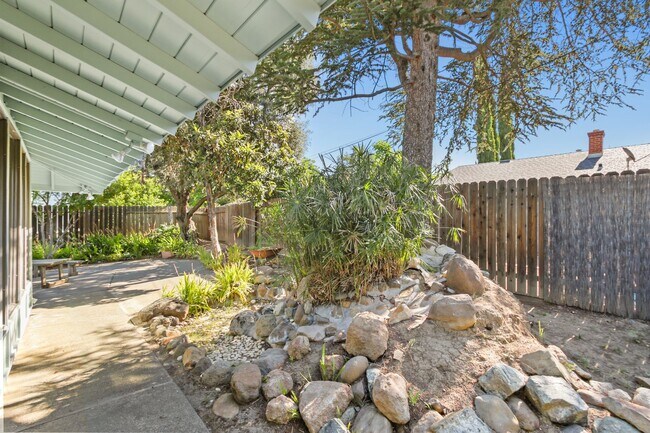 Building Photo - 4 Bedroom 3 Bathroom in Central Davis - Immediate Move-In