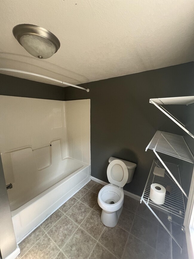 Building Photo - 607 Samantha Ave