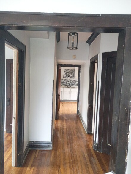 Building Photo - 611 E 76th St