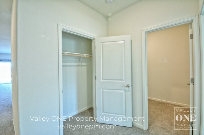 Building Photo - 4 bedroom, 2 bath, pet-friendly NEWER HOME with Solar