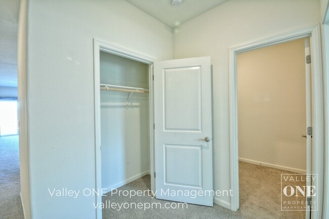 Building Photo - 933 Tipton Ln