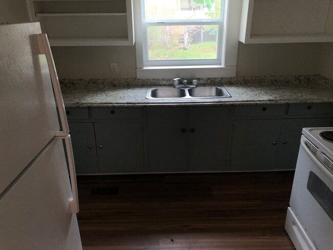 Building Photo - Freshly Painted 2x1 with Brand-New Plank F...