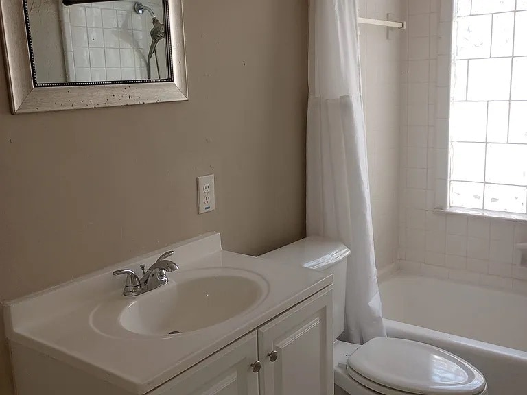 Bathroom #2 (next door to bedroom #3) view 1 - 816 Westover Ave