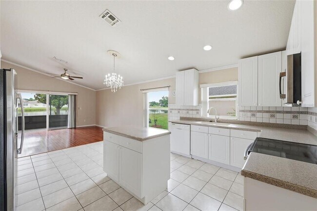 Building Photo - 2819 Maguire Dr