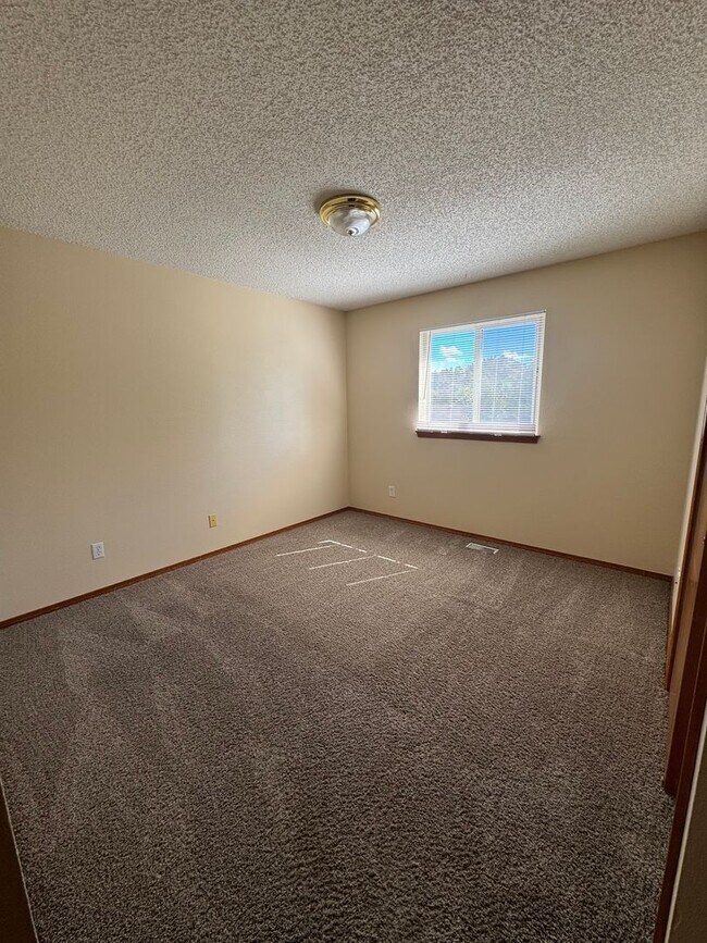 Building Photo - Charming 5 Bed 3 Bath House - MOVE IN SPECIAL - 1/2 Off First Months rent