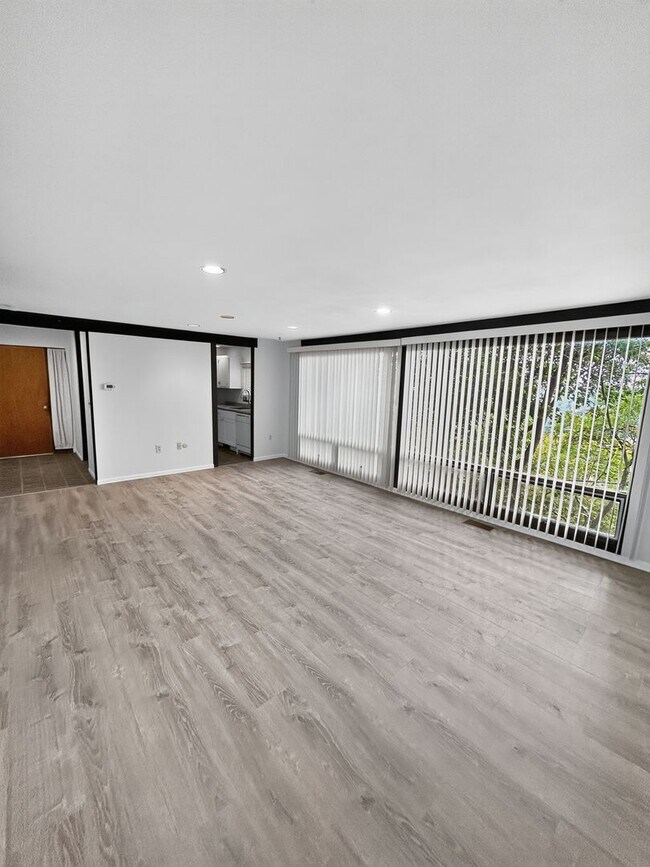 Building Photo - 1530 Barr Ave