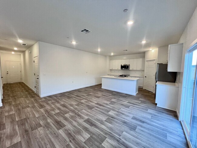 Building Photo - $3,500 Ashlan & Highland, 5 Bedroom House ...