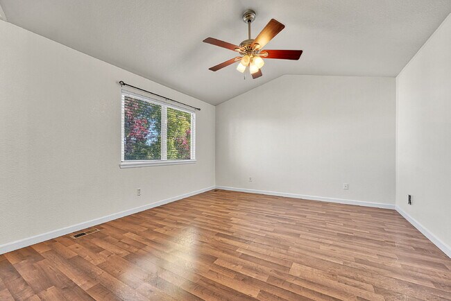 Building Photo - $3,250.00 - 5 Bed, 3.5 Bath Home in Aurora with in unit Laundry and Fenced in Yard!