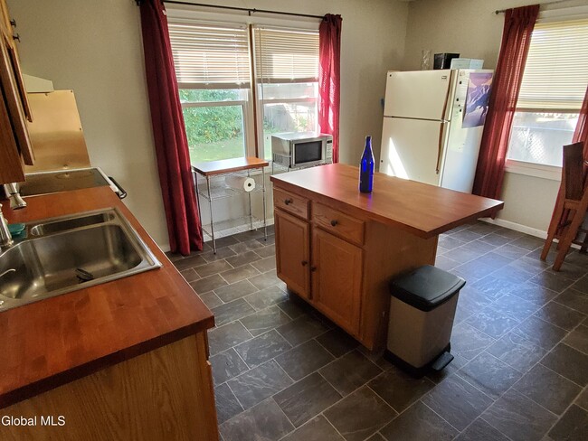 Building Photo - 18 Vanderbilt Ave