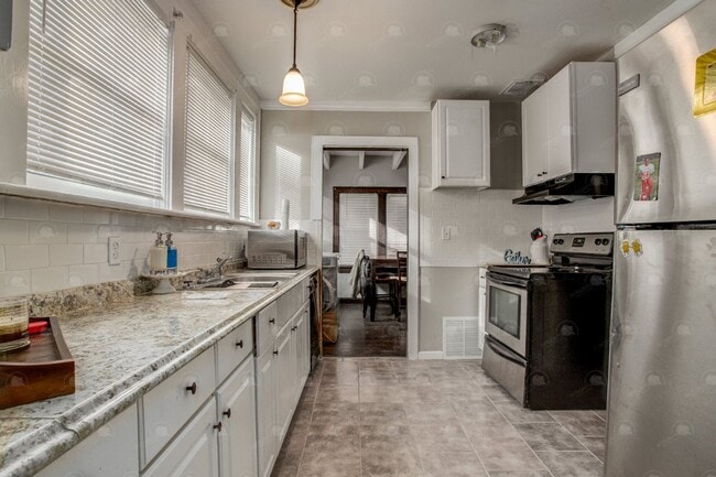 Building Photo - 2233 E 69th St