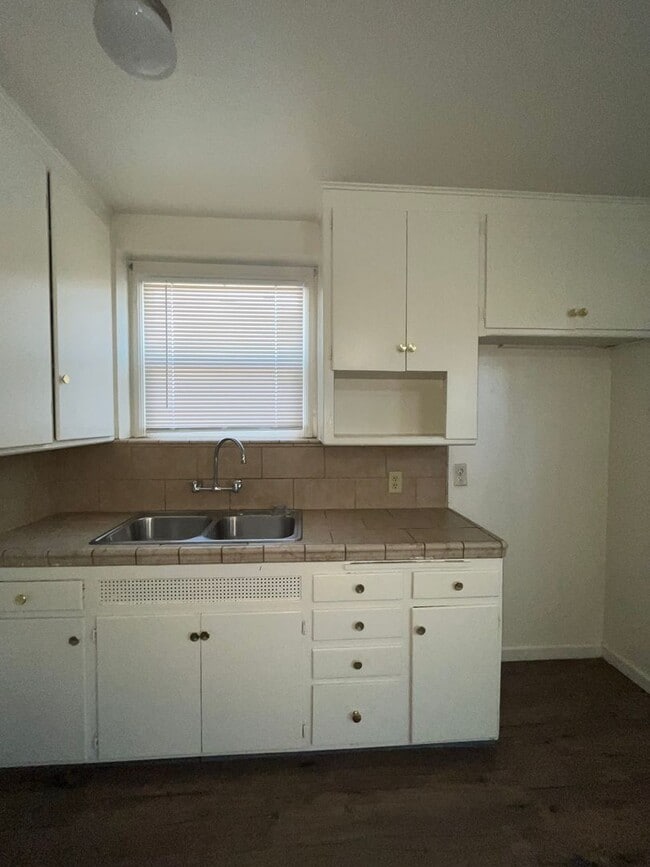 Building Photo - 1504