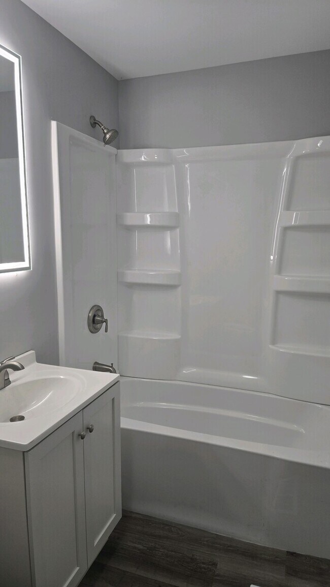 Building Photo - Enjoy this beautifully remodeled 3-bedroom, 1-bath home