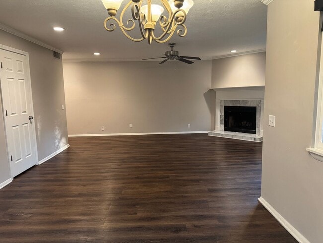 Building Photo - Charming 3 bed 2 bath Townhouse near Nippe...