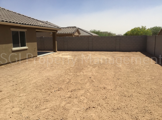 Building Photo - Spacious home ready for move in