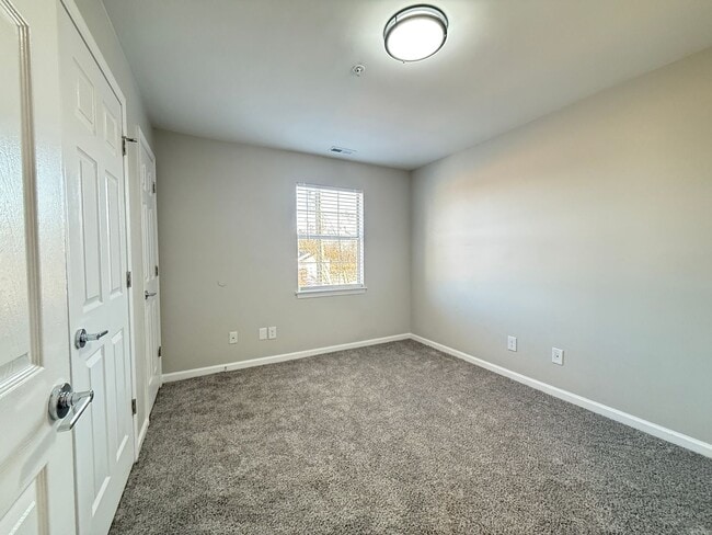 Building Photo - Move-In Ready University Area Condo with Modern Upgrades