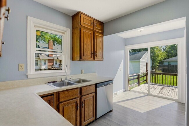 Building Photo - Cozy 2-Bedroom Home with Bonus Room & Fenced Yard!