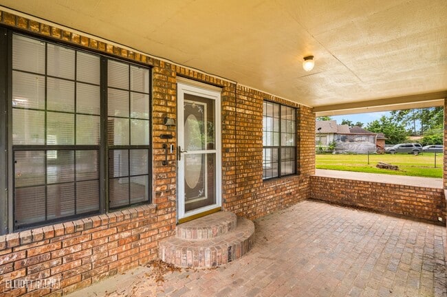 Building Photo - Check Out this 2 bed 1 bath in Alexandria