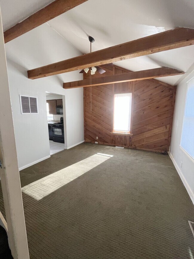 Building Photo - 4 Bedroom, 2.5 Bathroom House!