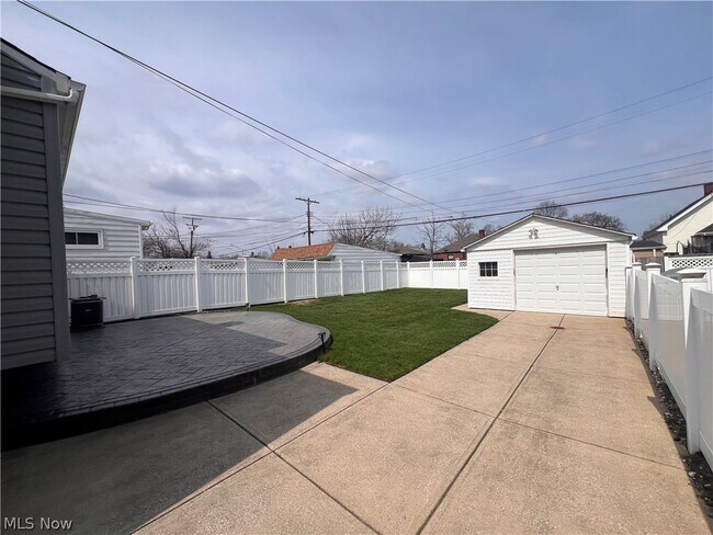 Building Photo - 3006 Torrington Ave