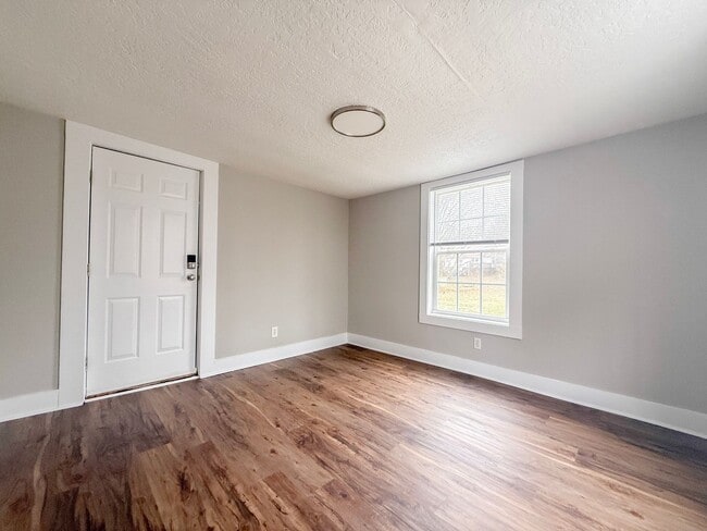 Building Photo - Single-Level 1-Bedroom Duplex with Yard and Covered Porch in Sparta