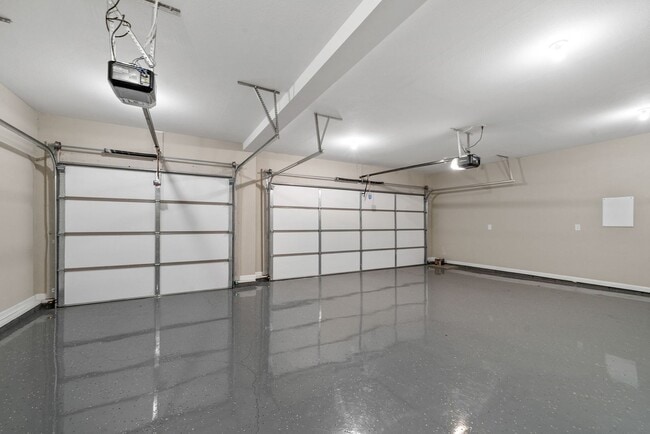 Building Photo - Pet Friendly Four Bedroom with Bonus!