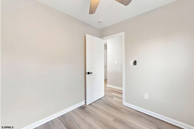 Building Photo - 447 Redwood Ave