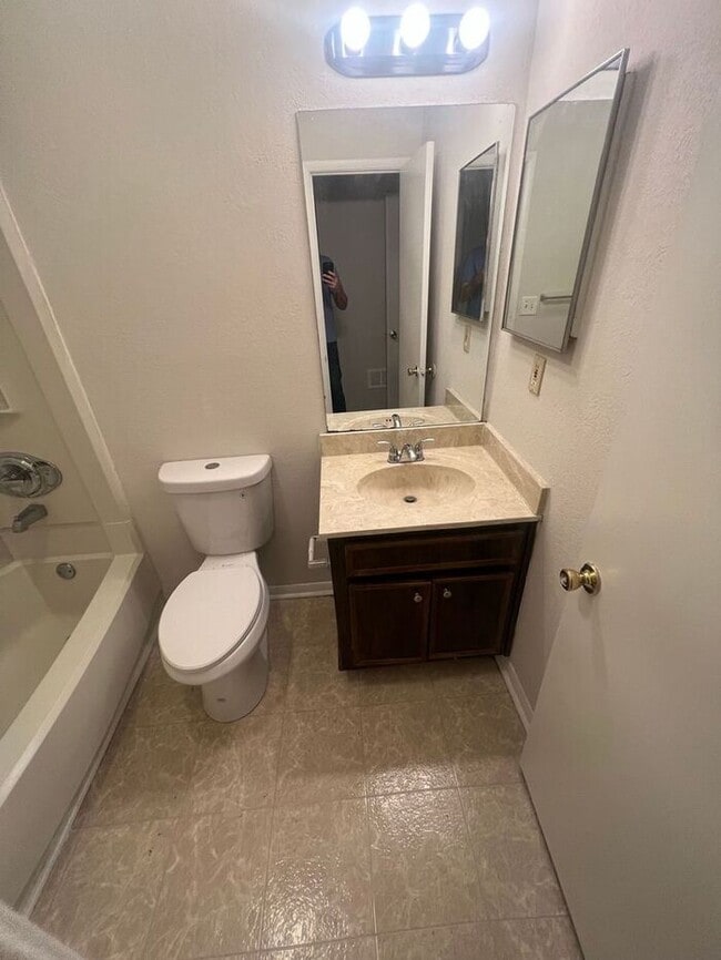 Building Photo - FINALLY a 3 bedroom 2 bath ranch duplex av...