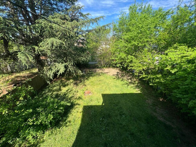 Building Photo - Gorgeous 3 bdrm/2.5 bath newly renovated h...