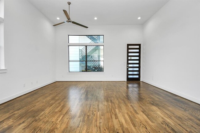 Building Photo - 732 W 22nd St
