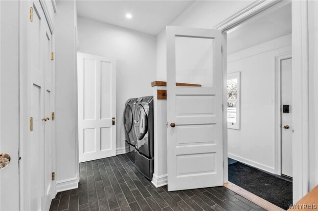 Building Photo - 887 W Ferry St