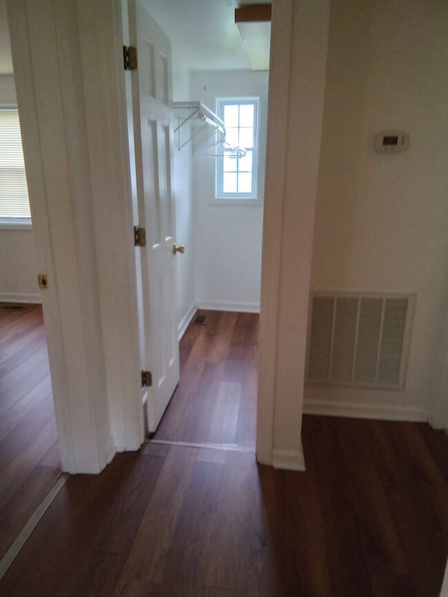 Building Photo - Maryville 37804 - 1 bedroom, bath in duplex, bottom unit - Contact Sharon Arnwine (865) 313-7215