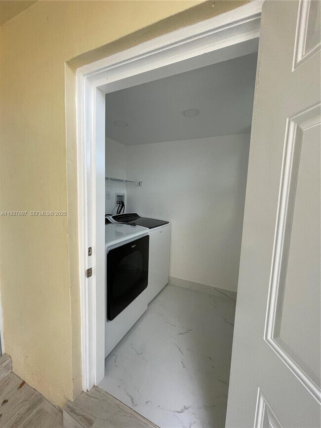 Building Photo - 8427 SW 137th Ave