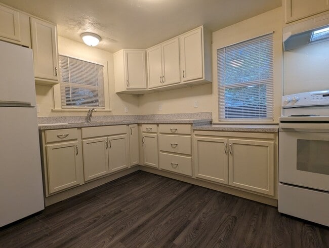 Building Photo - Remodeled Studio apartment- Great location in downtown Eugene!
