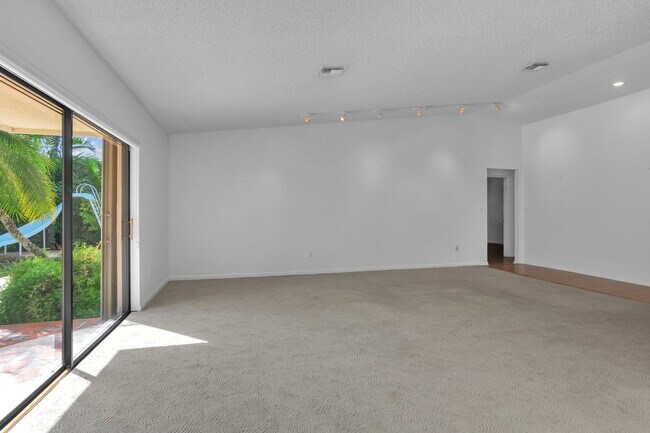 Building Photo - Beautiful home in quiet neighborhood
