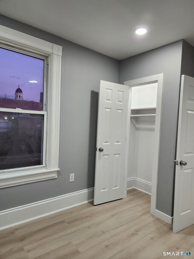 Building Photo - 23 King St