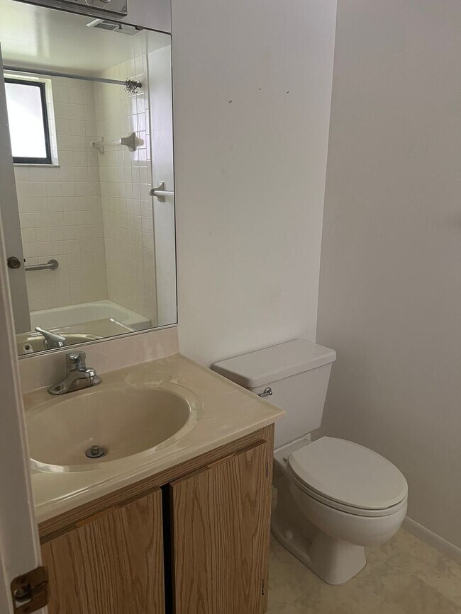 Building Photo - 2/2 second floor condo at Oak Forrest