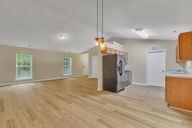 Building Photo - Charming 3-Bedroom Home on Large Acreage L...