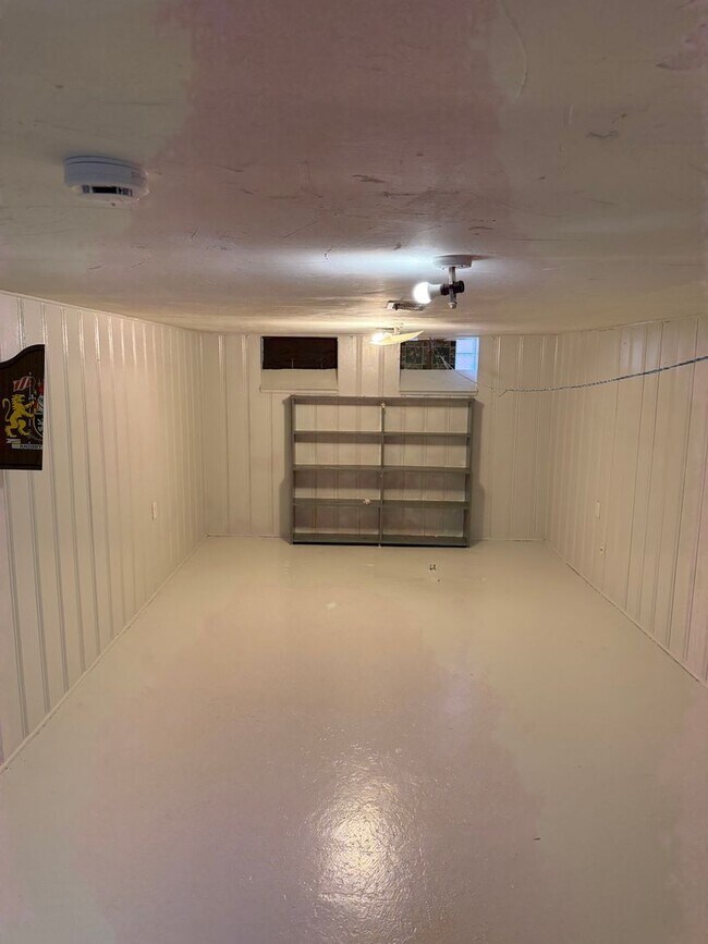 Building Photo - 3bd DOWNSTAIRS DUPLEX Shaker Section 8/Cas...