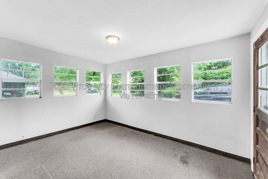 Building Photo - 2105 S Barcliff Ave