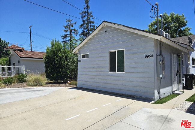 Primary Photo - 8454 Zelzah Ave
