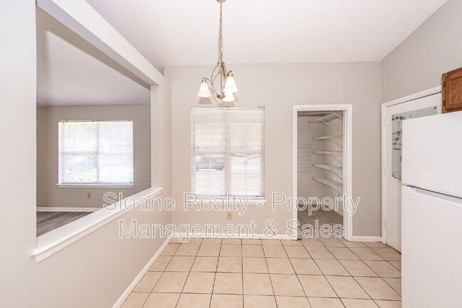 Building Photo - 1022 Oakcrest Dr