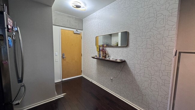 Building Photo - Urban Living with Iconic Views